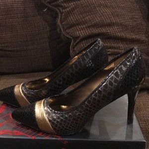 Carlos Santana Estilo Black Pump size 7